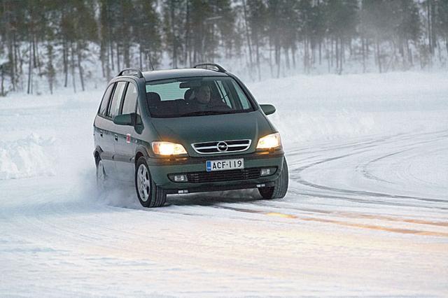 Subaru Traviq vs Opel Zafira 