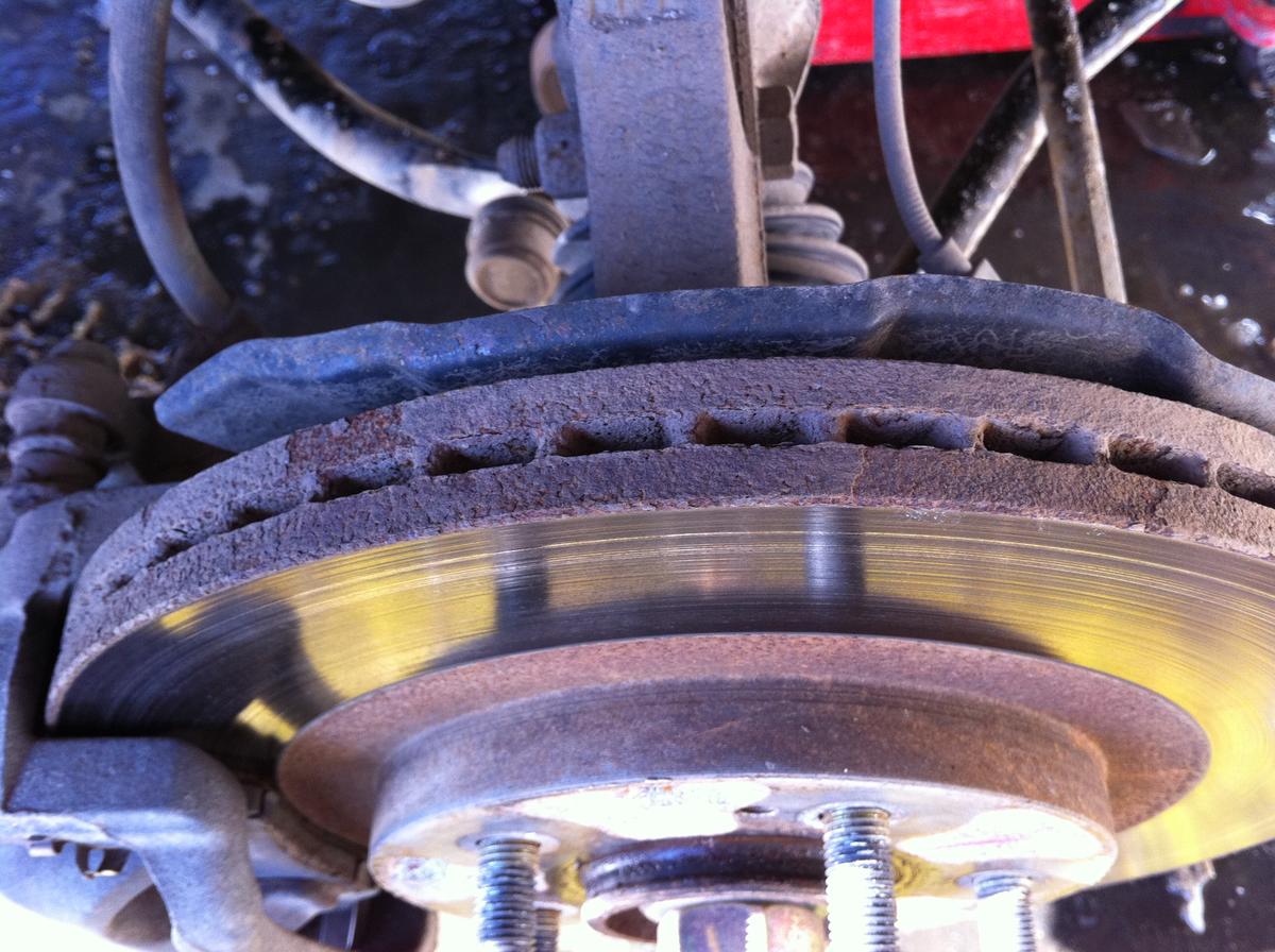 Колодки зажали тормозной диск. Тормозной диск из дерева. Износ вентилируемого диска. Ржавчина внутри тормозных дисков. Защитная железка на тормозные диски на chevrolet cruze 2012 года.