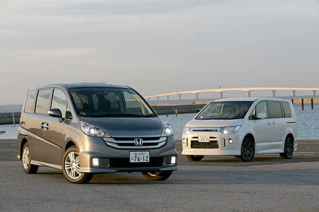 Honda StepWGN vs. Mitsubishi Delica D:5 