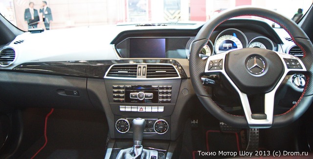 Mercedes-Benz С-Class. Руль и передняя панель