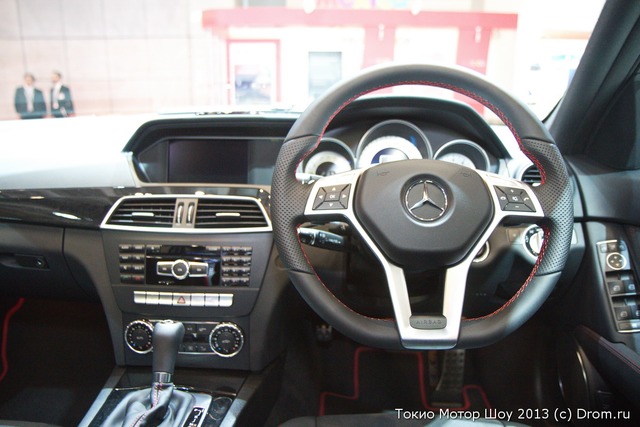 Mercedes-Benz С-Class. Руль и передняя панель