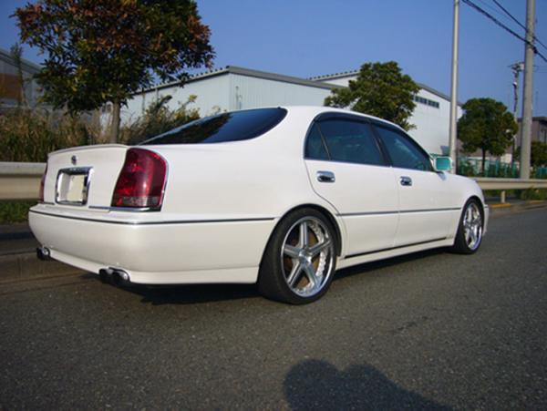 TOYOTA CROWN MAjESTA 